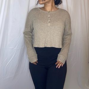 Hollister long sleeve crop in beige light and breathable
